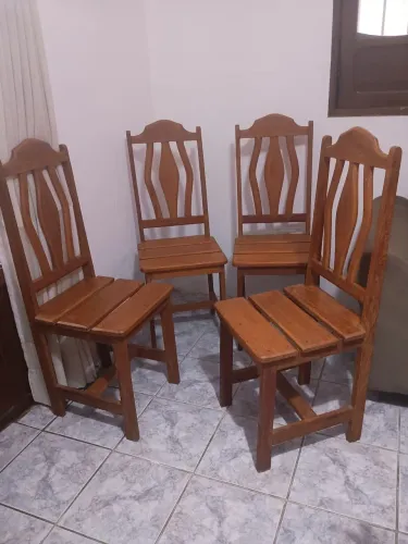 Vendo 4 Cadeiras de Madeira 