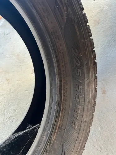 Pneus semi novo Aro 18 225/55