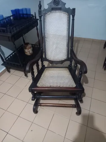 Cadeira de balanço estilo colonial