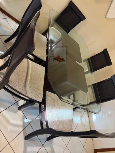 BARATO, MESA DE VIDRO , COM 6 CADEIRA .
