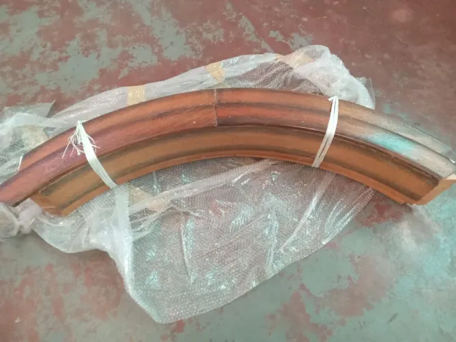 Conjunto completo de batente e guarnição em cerejeira.  Excelente estado.