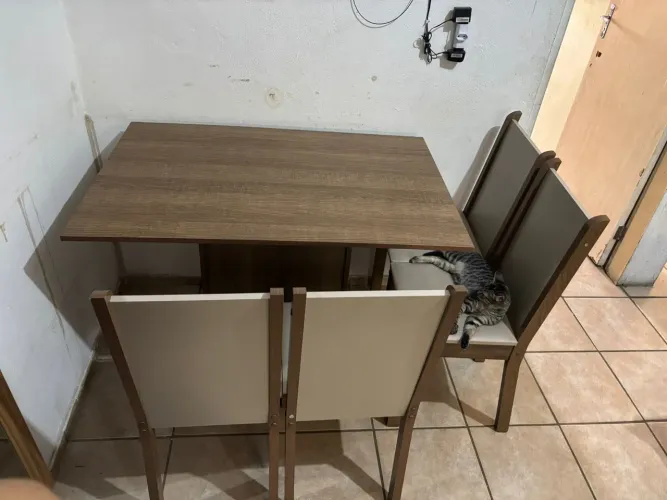 Mesa de Jantar com 4 cadeiras