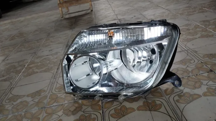 Farol esquerdo Renault Duster 12/15 cromado