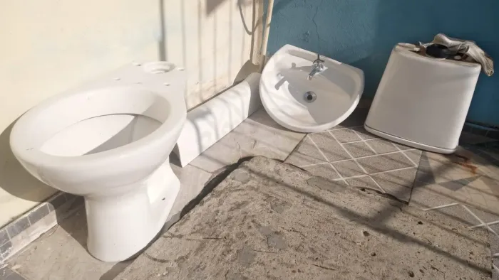 Conjunto de pia com vaso sanitário completo