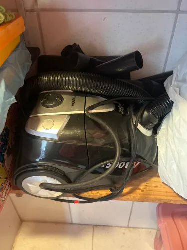 aspirador de pó portátil/trenó da marca brasileira Mondial, Zion 1500W