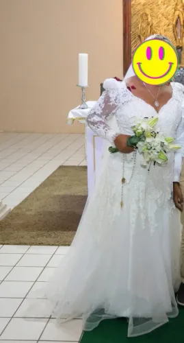 Vestido de noiva com véu.