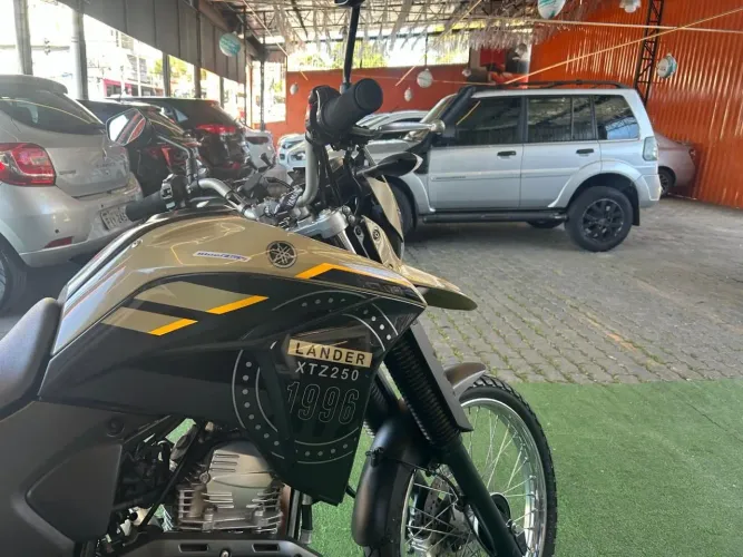 Moto perfeita edição limitada manutenção em dias! Tudo ok só transferir
