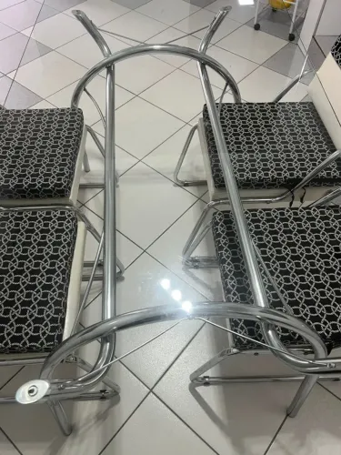 Mesa de Jantar de vidro com 06 cadeiras
