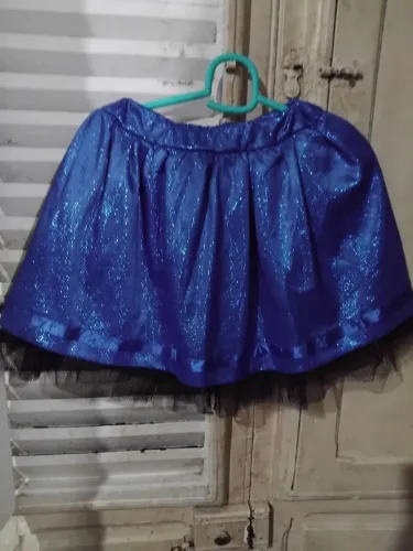 Saia rodada de tom azul royal com detalhes brilhantes e barra de tule