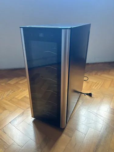 Adega Electrolux 12 garrafas - semi nova, pouco uso.