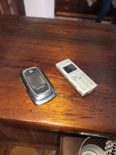 2 telefones antigos para coleção