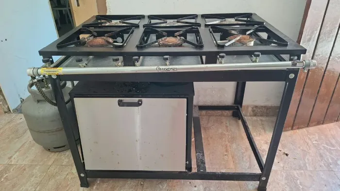 Fogão industrial 6 bocas novo 1 mês de uso.vendo por R$500,00 a menos.Alta pressão