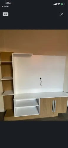 Estante com painel e prateleiras