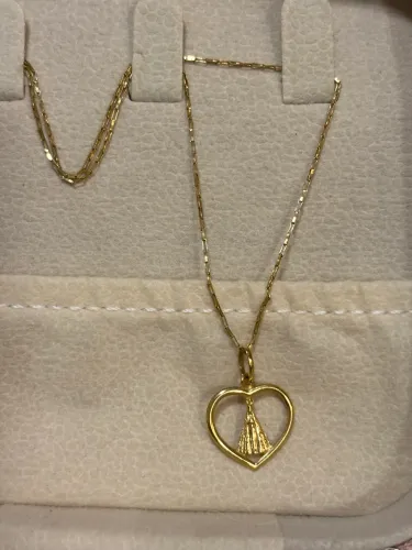  Colar com cinco corações e uma corrente com pendente nossa senhora 