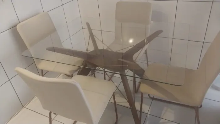 Mesa de vidro com cadeiras