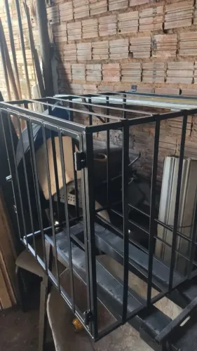 Gaiola de proteção para condensadora de ar condicionado.
