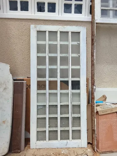 Vdd porta de madeira muiracatiara com vidro e com caixote