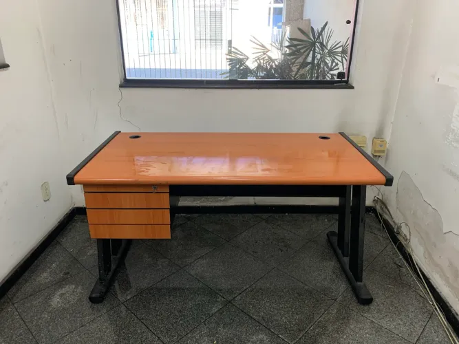 Mesa Executiva / Escrivaninha de Escritório com 3 Gavetas e Fechadura