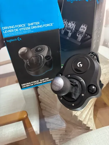 Volante Logitech G923 Trueforce - PC e Xbox One + Câmbio Logitech G Driving Force