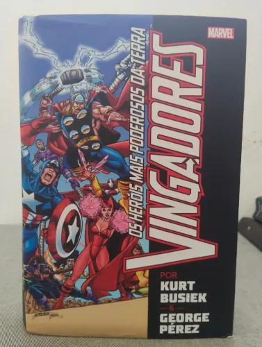 Omnubus dos vingadores por Kurt Busiek e George Péres vol 1 com 1184 páginas lacrado.