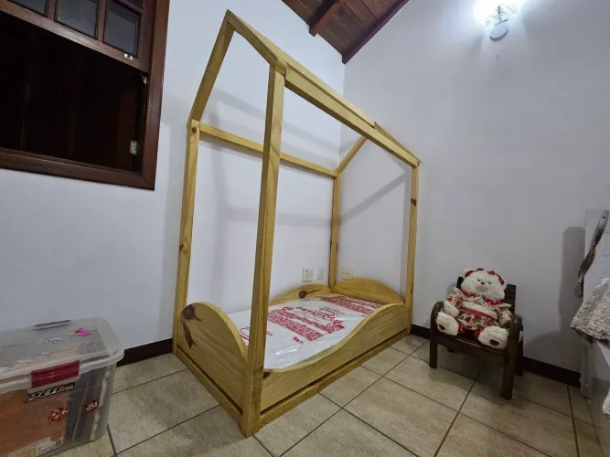 Cama montessoriana em pinus artesanal