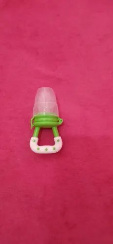 Bomba de leite, esquenta leite e 13 meias novas.