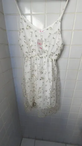 Vestido Curto Tule Bordado Floral Alcinha (M)