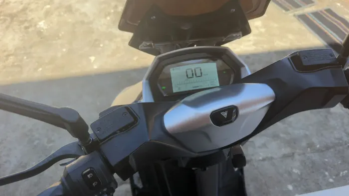 Ev1 sport 3000 watts com 2 duas baterias com apenas 1340 km .