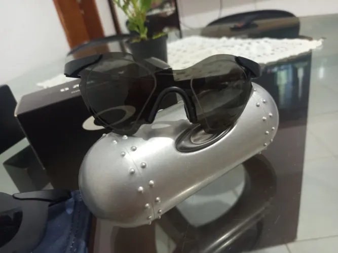 Vendo dois óculos da Oakley modelo SubeZero