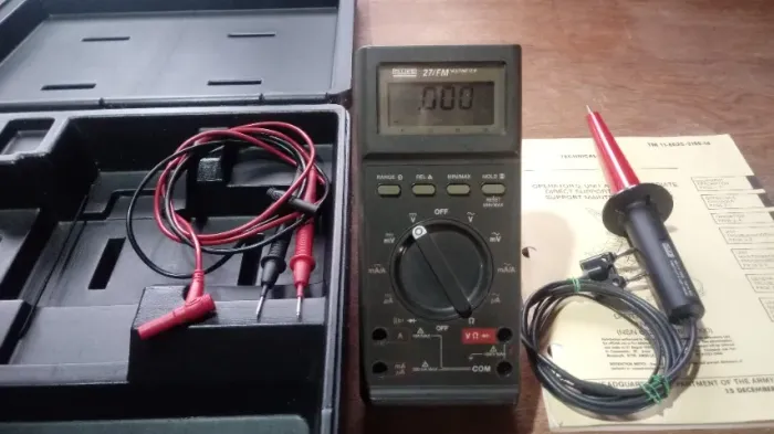 Multímetro digital FLUKE 27-FM