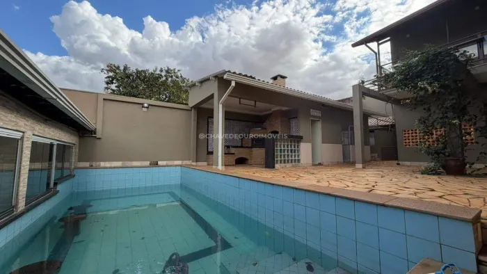 Casa para aluguel, 3 quartos, 1 suíte, 2 vagas, Universitário - Uberaba/MG