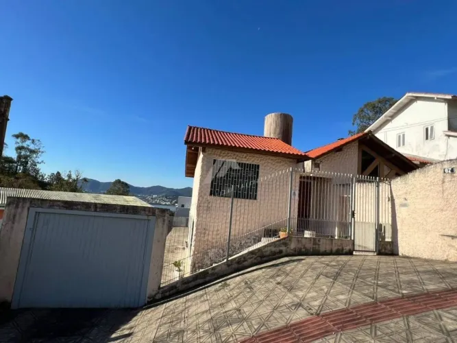 Casa para locação com 3 dormitórios sendo 1 suíte em Florianópolis Centro