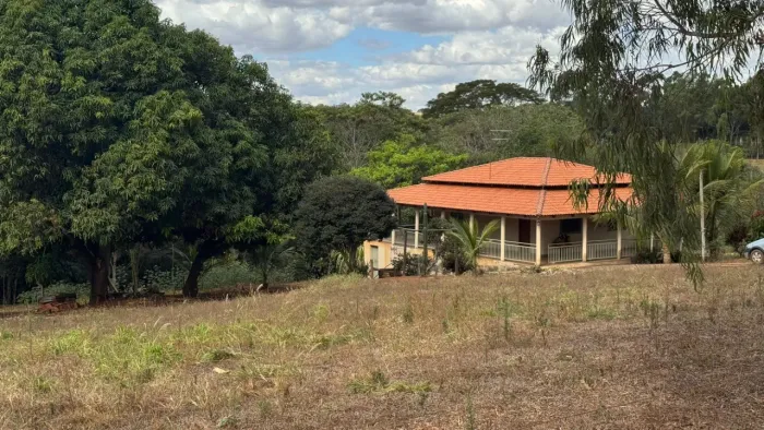 Chácara em Nerópolis com 6 mil m² com casa, com muitas arvores frutíferas, água no fundo