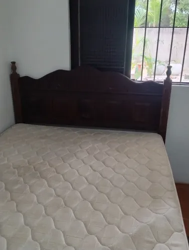 Cama de casal, madeira de lei almofada macisa, muito linda.linda