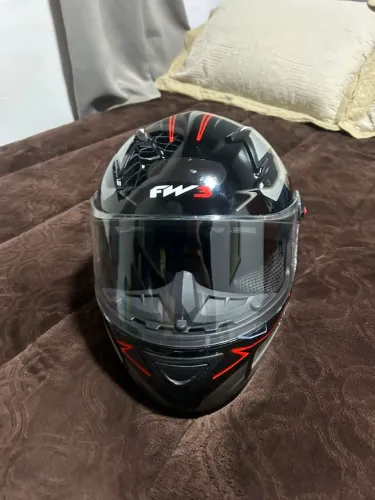 Dois capacetes para moto seminovos