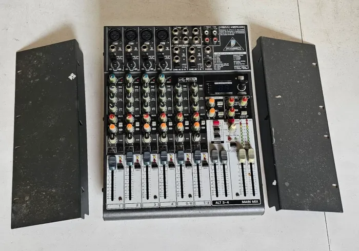 Mesa de SOM 8 Canais Behringer