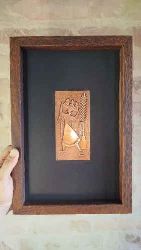 Antiga placa de cobre cinzelada, emoldurada com madeira, retratando baiana, década de 1970