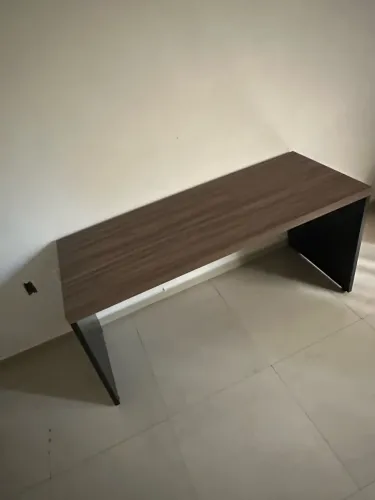 MESA DE ESCRITÓRIO - EM ÓTIMO ESTADO