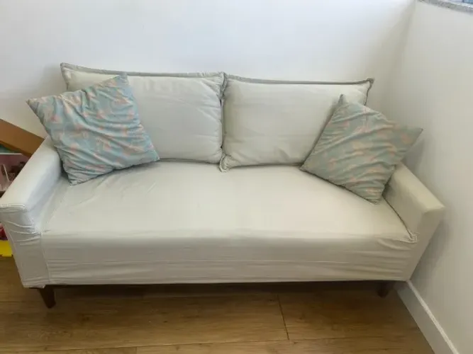 CONJUNTO SOFÁ 2 LUGARES + POLTRONA (AMBOS TECIDO LUXO EM LINHO E PÉS AMADEIRADOS. NÃO MDF