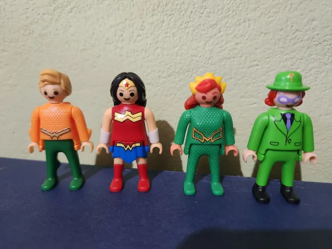 Quatro bonecos kinder ovo playmobil,  mulher maravilha,  aquamen,  charada , mera