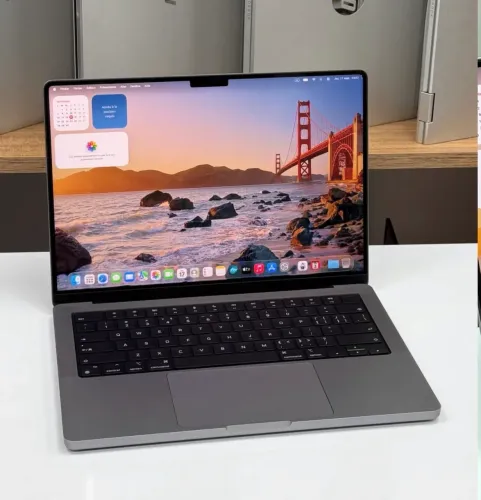 MacBook Pro M3 ( 1 tb / 8 ram )