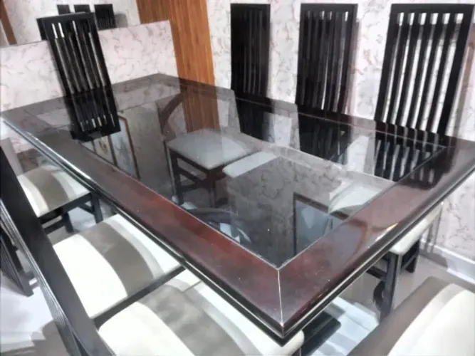 Mesa de Jantar com 8 cadeiras - a retirar.