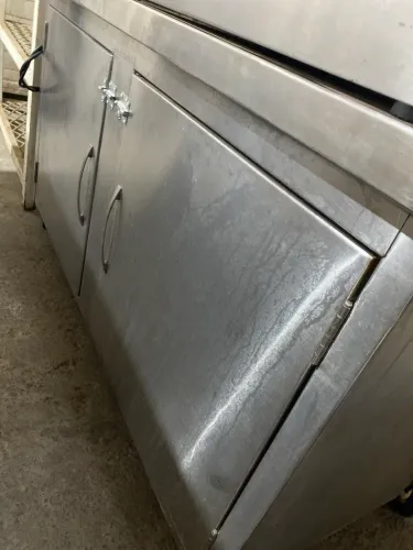 BALCÃO INOX SECO DUAS PORTAS COM DUAS PISTAS E PEZIN