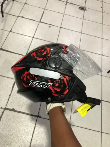 Capacete feminino. 