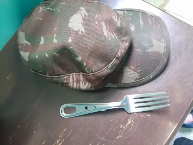 Gorro e garfo militar
