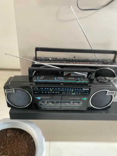 RÁDIO PHILIPS anos 70 ( funcionando toca fitas e rádio)