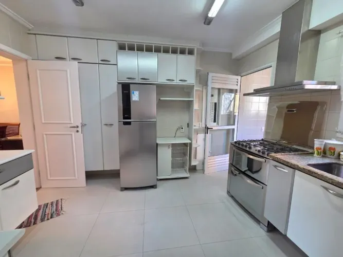 Apartamento em Moema , modernizado, com 4 dormitórios, sendo 3 suítes, 3 vagas de garagem