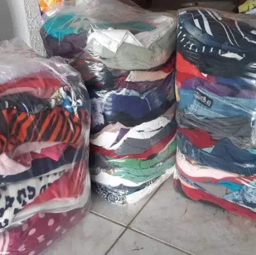 lote de roupas usadas
