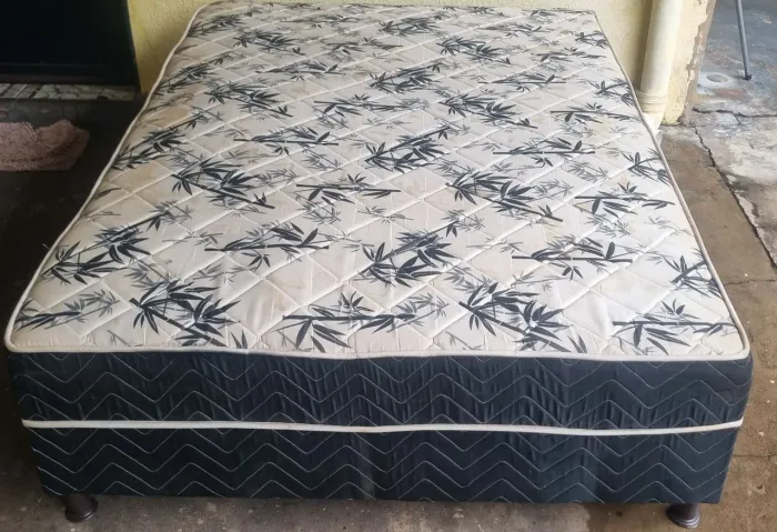 Cama Box casal 140mt com colchão acoplado valor $270 reais