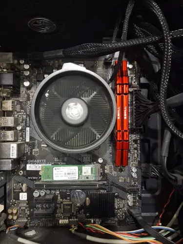 PC AMD Ryzen 2200G + 8GB RAM + SSD NVMe + SSD SATA